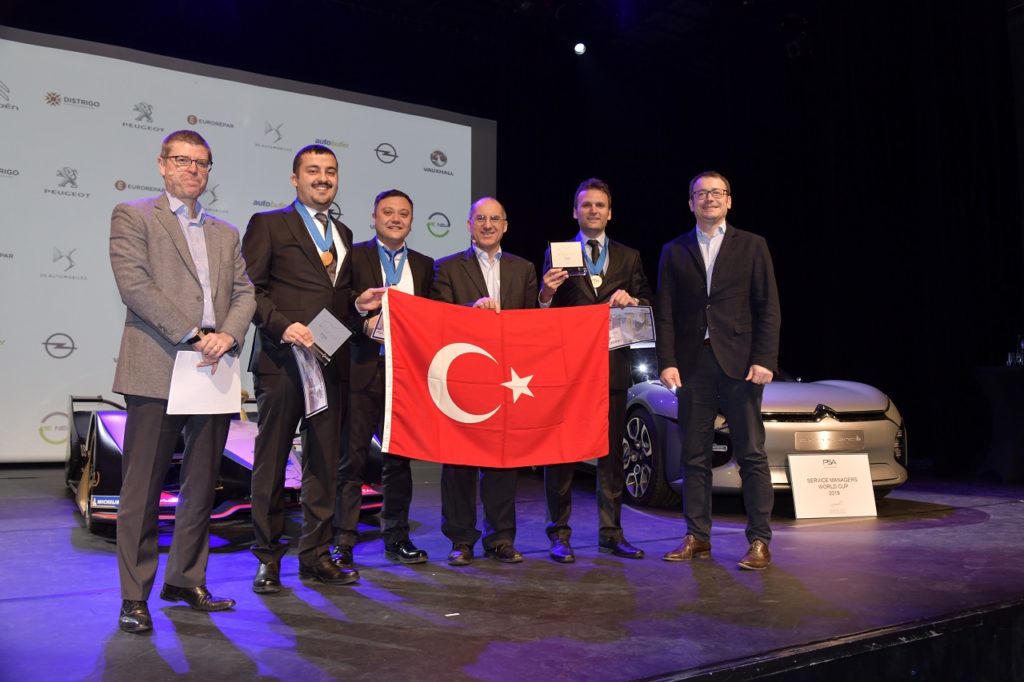 Inanç Ibrahim Ilkay et Keles Tugrul (Peugeot, Turquie) l'emportent en catégorie conseillers commerciaux service.