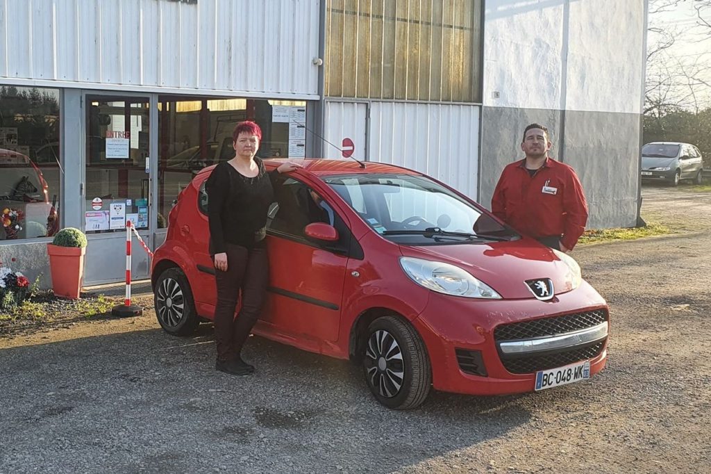 Nombre d'ateliers ont décidé de prêter gratuitement leurs véhicules au personnel soignant, à l'image du MRA Sébastien Fournier et de son épouse.