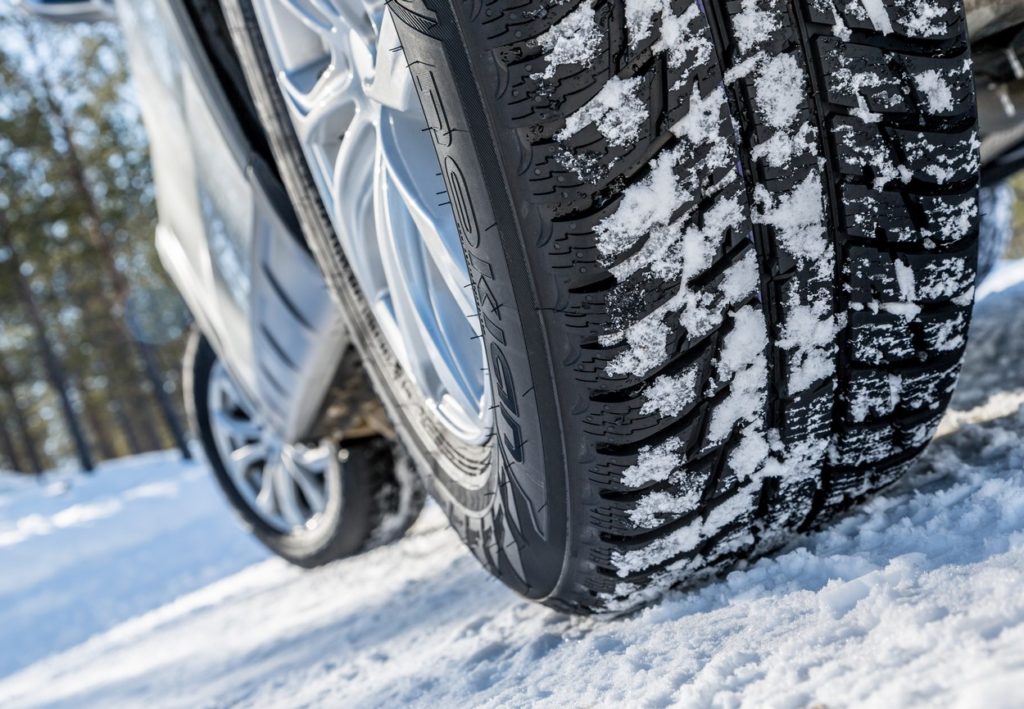 Les pneus hiver ou les chaînes seront obligatoires à partir de novembre 2021 sur certaines routes de montagne.