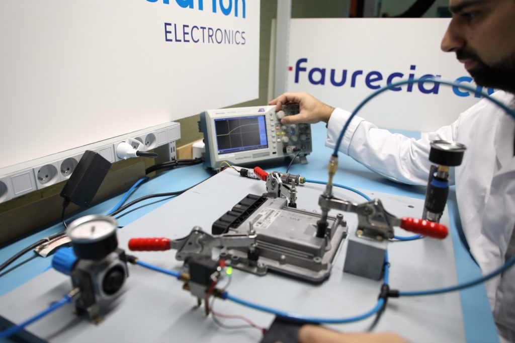 Le constructeur lance une solution de réparation électronique multimarque en partenariat avec Faurecia.