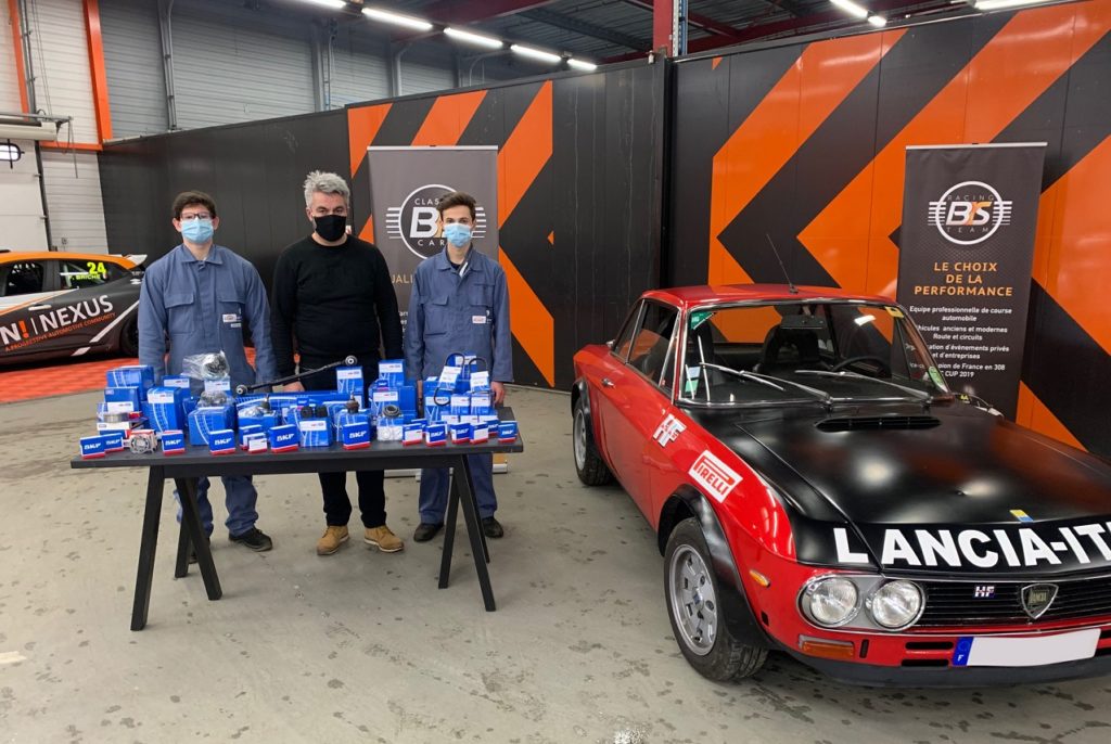 Alexandre et Theo (élèves du garage-école ECAUT) seront chargés de la préparation et de l'assistance de la Lancia Fulvia 1.6 Rallye HF, encadrés par Victor Fernandes, pilote et directeur général du groupe BRS.