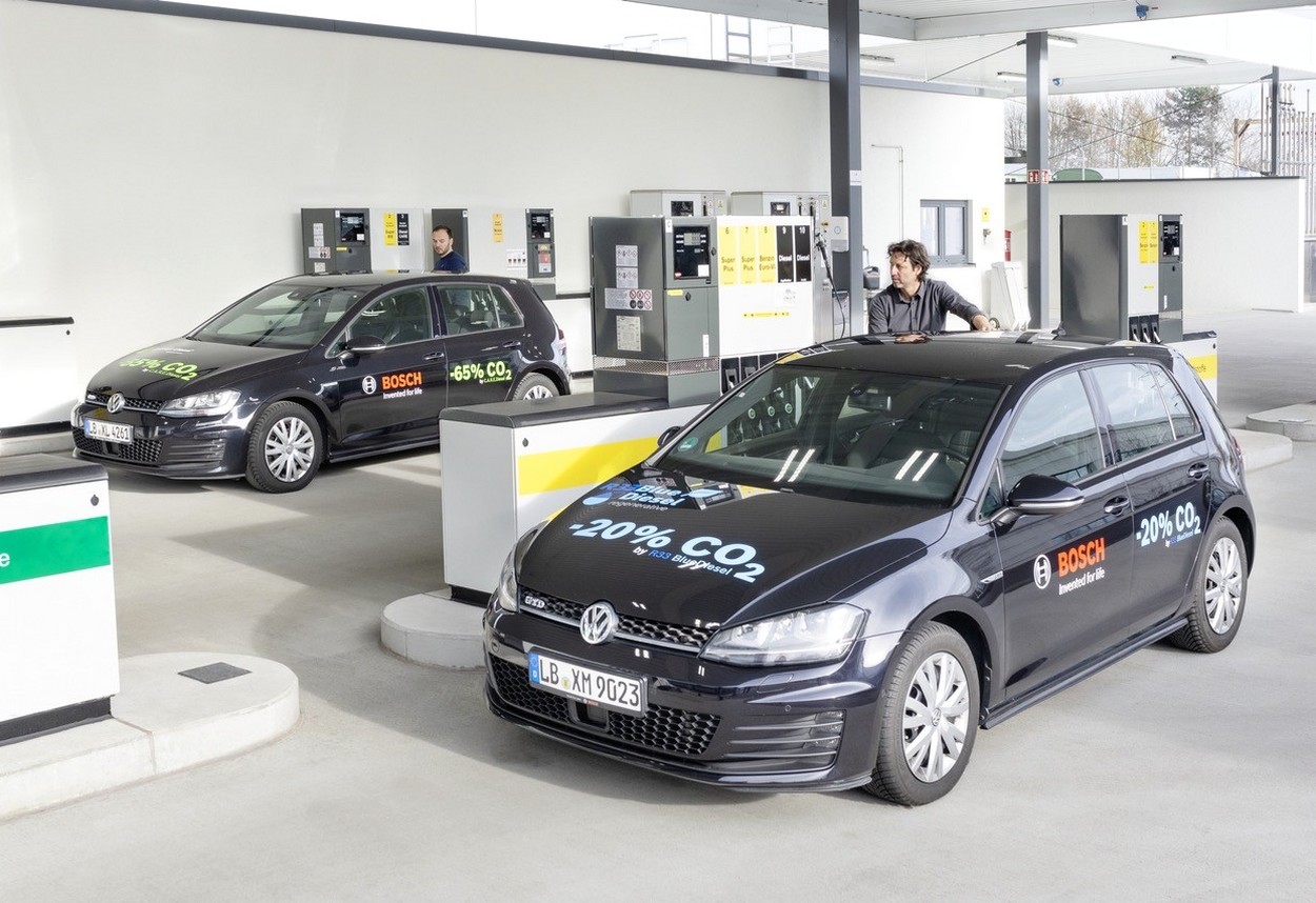 Développé par Bosch, VW et Shell, le carburant renouvelable essence Blue Gasoline promet une réduction de 20 % des émissions de CO2.