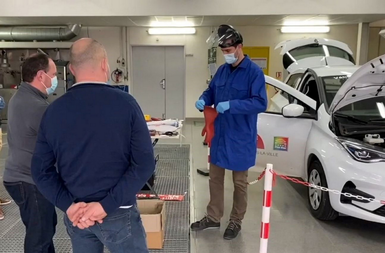 La formation des carrossiers à la réparation de véhicules électriques et hybrides est menée sur deux jours, par les techniciens du Cesvi.