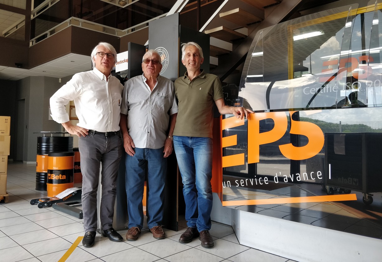 À 88 ans, Bertrand Mallen, fondateur d'EPS, continue de suivre le développement de l'activité de son entreprise désormais dirigée par ses deux fils, Éric (à gauche) et Christophe (à droite).