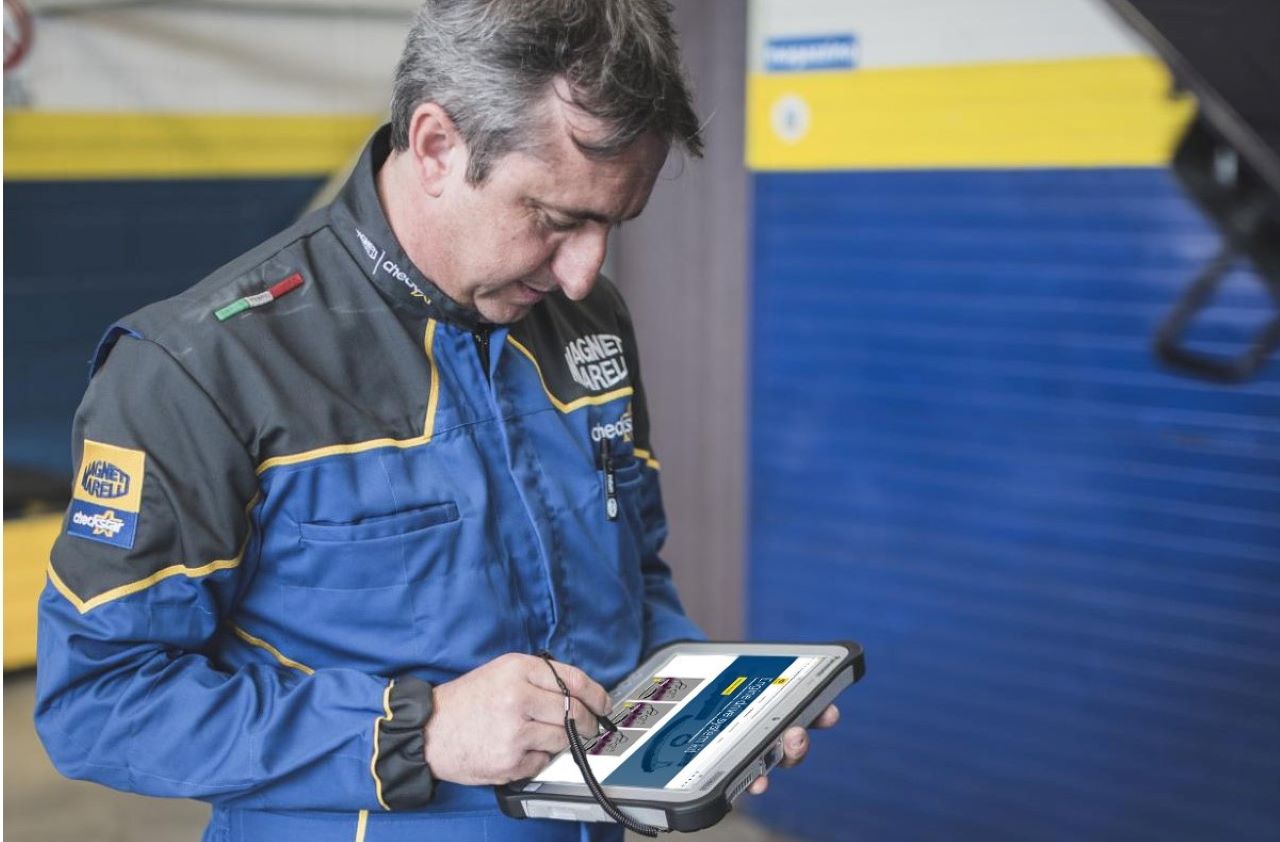 Sur leurs tablettes et smartphones, les réparateurs pourront accéder aux informations accompagnant les kits Magneti Marelli.