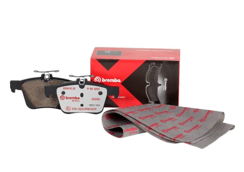 Les deux versions des plaquettes de frein Brembo Xtra – avec cale noire et, dans le nouveau design, avec cale grise – seront disponibles en parallèle pendant une période transitoire de quelques mois.