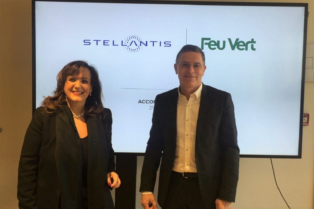 Sylvie Layec, senior vice-présidente ventes et marketing de l'unité pièces et services de Stellantis, et Thierry Sinquin, PDG de Feu Vert.