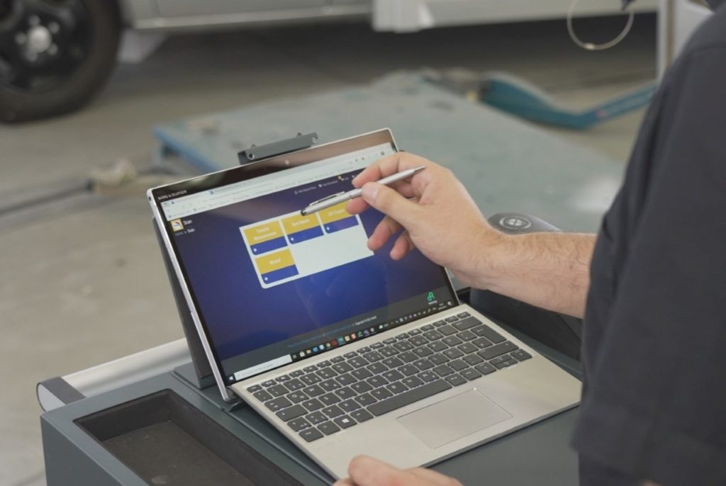 La plateforme de Glasurit rassemble l’ensemble des outils numériques nécessaires à la gestion de l’atelier et les met à disposition sur tout appareil connecté, pour le chef d’entreprise jusqu’au réparateur dans l’atelier.