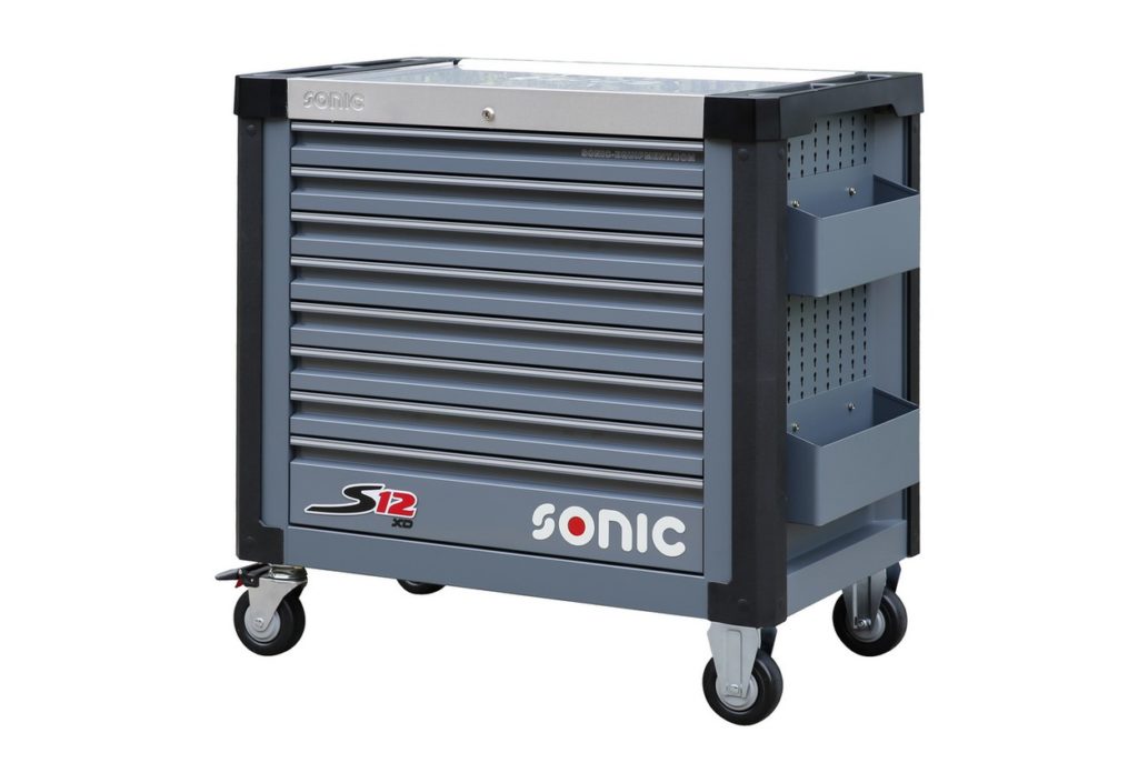 Avec ses dimensions extra-larges (1 027 mm de largeur, 1 054 mm de hauteur et 668 mm de profondeur), la Sonic S12XD Poids Lourds compte 8 tiroirs, dont 7 garnis.