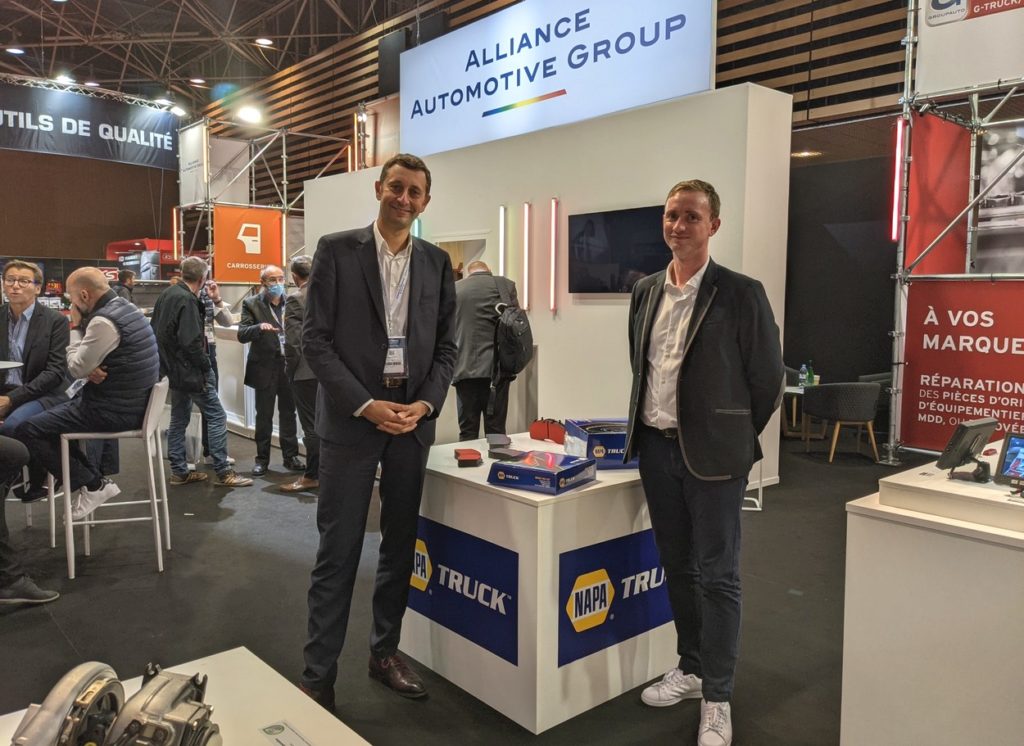 Laurent Attal et Jérôme Brunner, directeur commercial et directeur réseaux PL d’Alliance Automotive Group France, présentent la nouvelle marque Napa Truck à Solutrans.