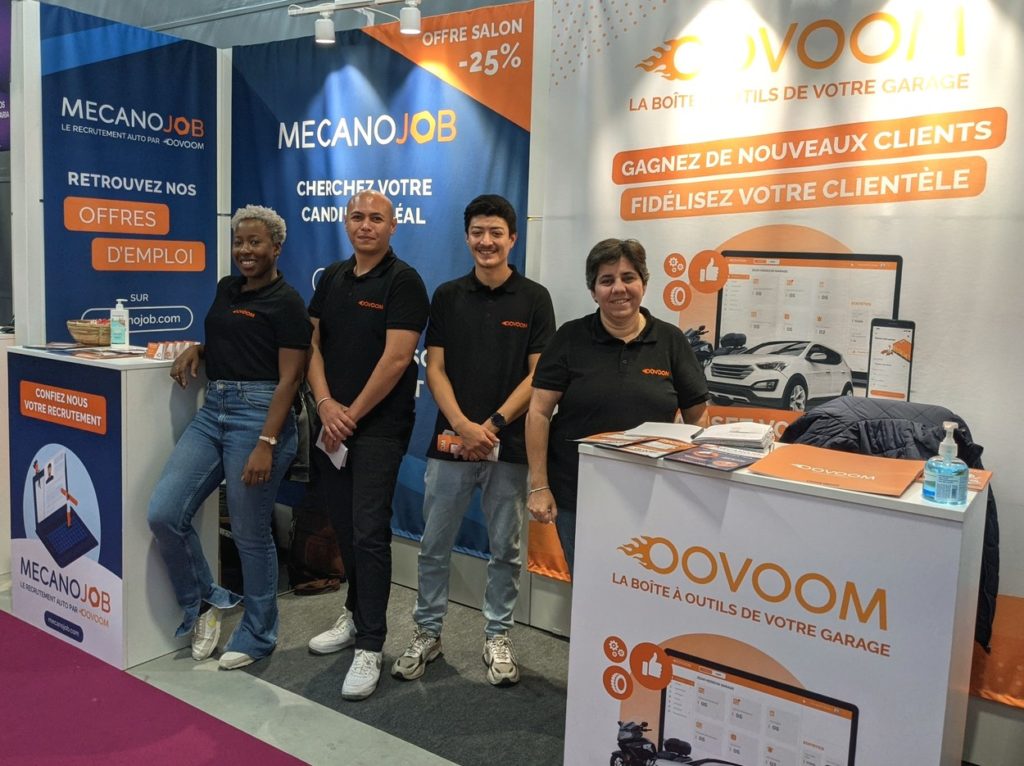 Sandra Bibas (à droite), co-fondatrice d'Oovoom, aux côtés de son équipe à Equip Auto On Tour Toulouse.