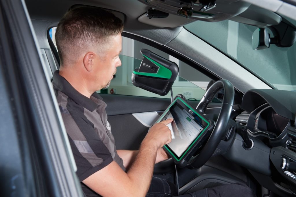 Hella Gutmann simplifie l'accès aux véhicules les plus cybersécurisés, via la prise OBD et une tablette. ©Hella Gutamann