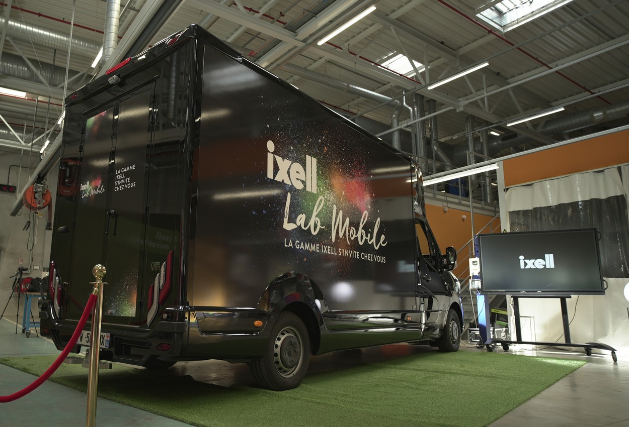 L’Ixell Lab Mobile se présente à la fois comme un outil de promotion de la marque de peinture, et comme un support technique pour les carrossiers. ©Renault