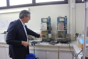 Dans le laboratoire, Philippe Vanbesien, directeur de l’usine, explique certains tests effectués pour améliorer la propriété des lubrifiants. ©J2R