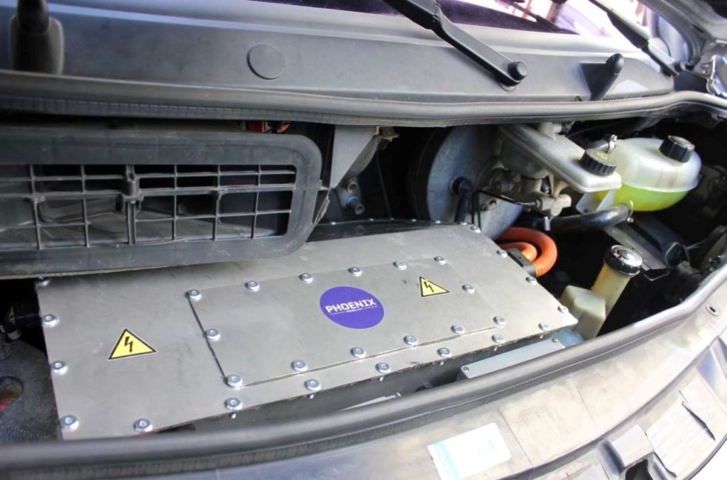 Les techniciens de Phoenix Mobility remplacent le bloc moteur thermique par la chaîne de traction électrique (dont 65 % des éléments sont français). ©J2R