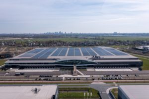 Les 8 500 panneaux solaires du nouveau centre de distribution de LKQ à Berkel (Pays Bas). © LKQ