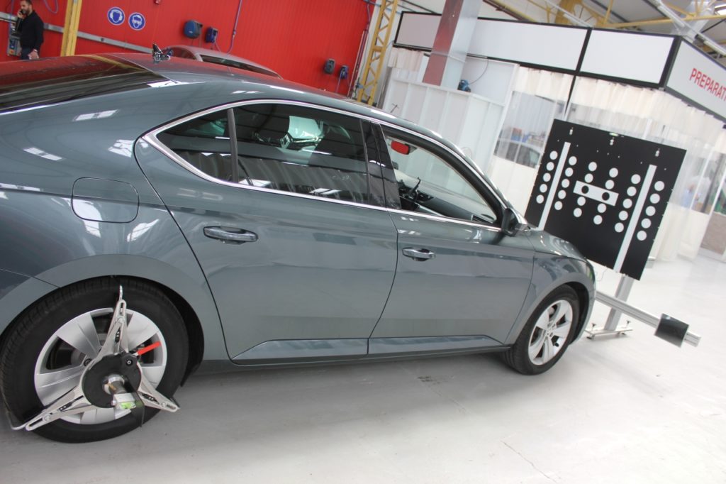 L'évolution des Adas et des outils de calibrage dédiés (ici en action dans une carrosserie) pousse le Cesvi à adapter son label qualité. ©J2R