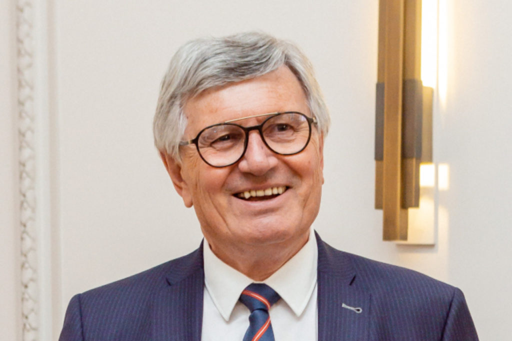 PDG d'un groupe de distribution automobile basé à Reims, Francis Bartholomé avait été élu pour la première fois à la tête du CNPA (ex-Mobilians) en juin 2014.