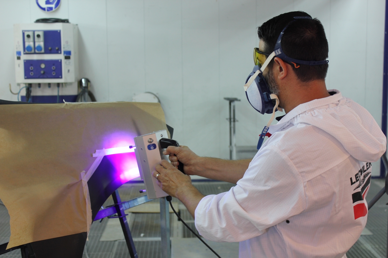 Le procédé de peinture UV de Lechler est particulièrement adapté aux réparations rapides. Il s'agit de l'un des sept systèmes de réparation proposé par le fabricant. ©J2R