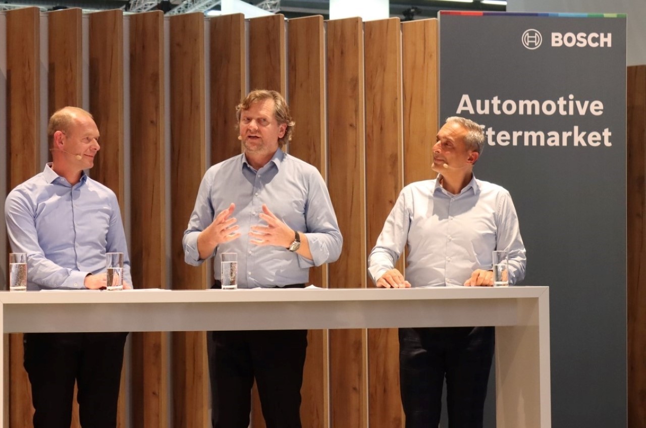De gauche à droite, Peter Von Vartenberg (membre du conseil de la division après-vente Bosch Automotive), Rupert Hoellbacher (président de la division après-vente) et Enrico Manuele (autre membre du conseil de la division) présentent leur point de vue sur l'évolution de l'après-vente auto à Automechanika 2022. ©J2R