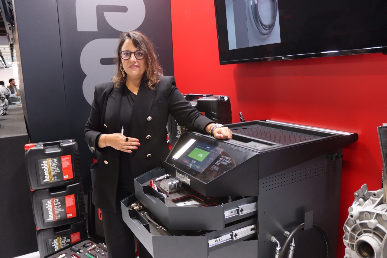 Monica Fuentes, directrice commerciale de TC Matic, présente la dernière machine de vidange de BVA. ©J2R