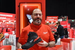 Bastien Dubreuil, directeur commercial et marketing de Milwaukee France, avec une chaussure issue de la nouvelle gamme d'équipements de protection individuels. ©TristanBaez 