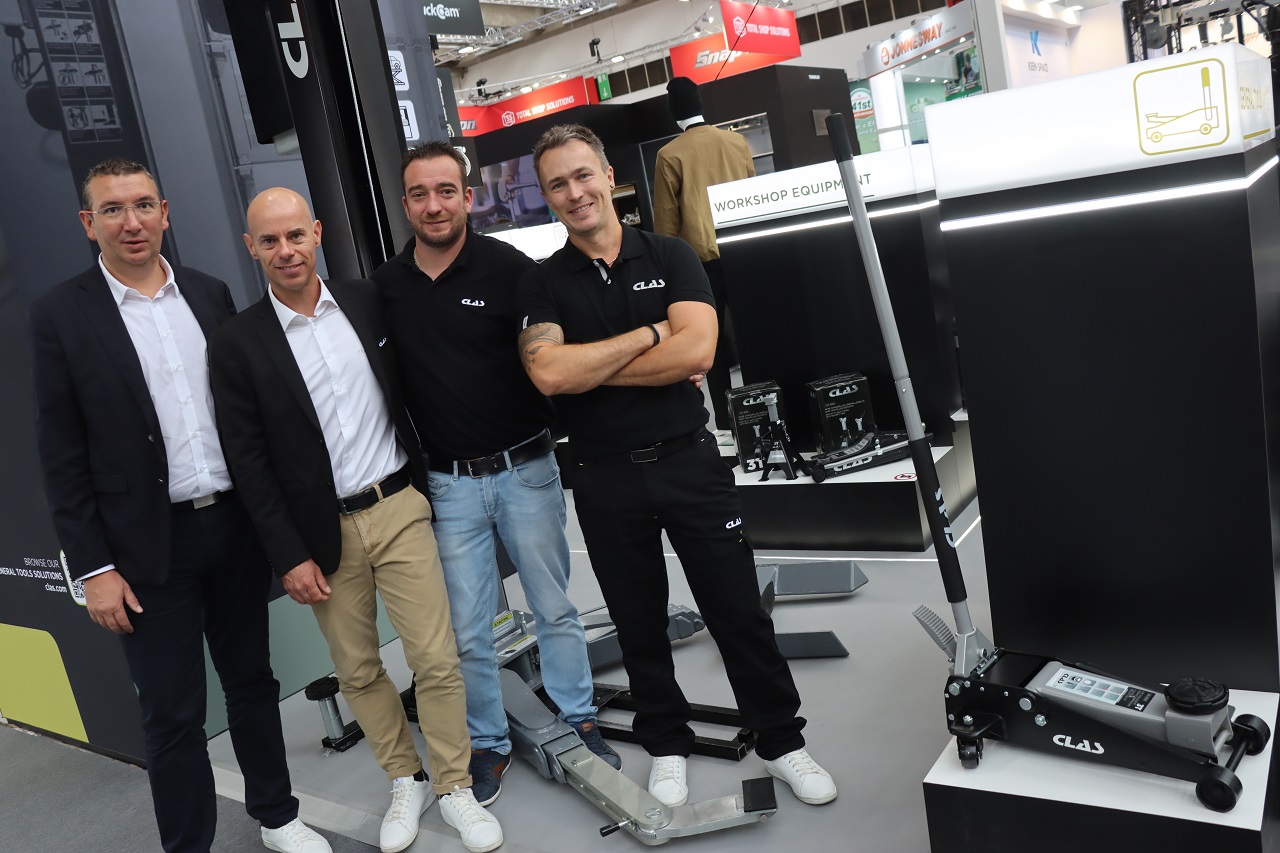 Clas à Automechanika Francfort 2024 Philippe Barrault (président de la société), Cédric Le Cordroch (responsable marketing et communication), Érik Taglianut (responsable technique) et Mathieu Dessimoulie