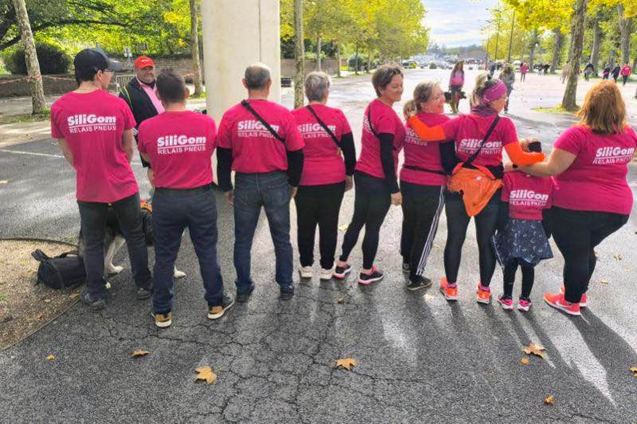 Les équipes des centres Siligom se sont prises au challenge d'Octobre Rose, au bénéfice de la lutte contre le cancer du sein. ©Siligom