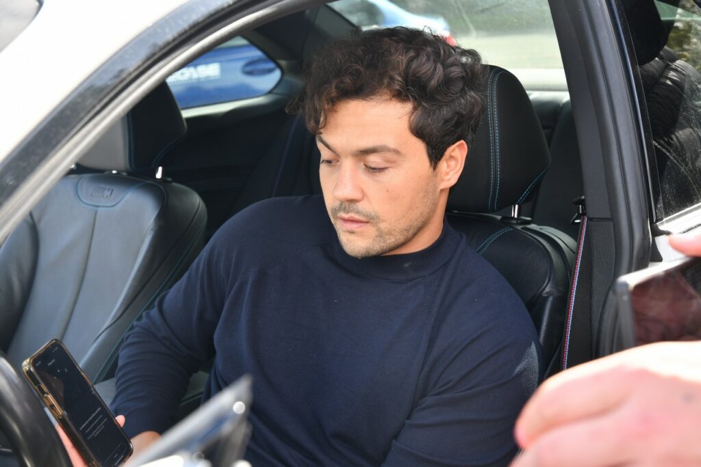 Dali Ati, directeur France de Carly, présente les fonctionnalités du boîtier, branché sur la BMW du circuit de Lohéac.