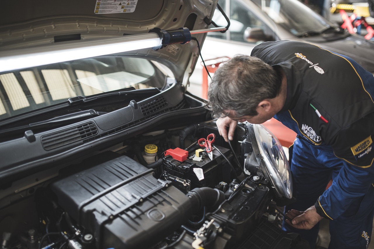 Avec les innovations technologiques automobiles, le recours au garagiste est de plus en plus indispensable pour remplacer ses phares. ©Magneti Marelli