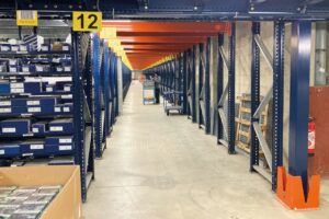 Le comptoir (40 % de l'activité du site) comprend notamment un espace abaissé pour faciliter la récupération des pneumatiques. ©J2R