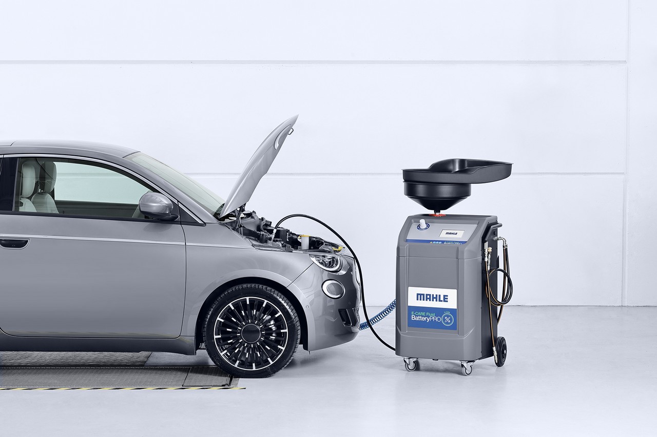 L’E-Care Fluid permet de remplacer le liquide de refroidissement des véhicules électrifiés et de vérifier que le circuit ne présente pas de fuites. ©Mahle