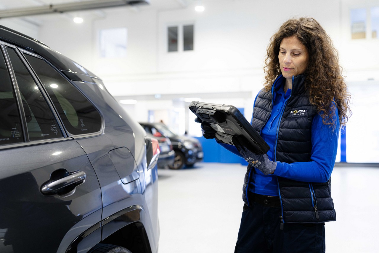 Pour répondre aux enjeux de qualité de service, Mondial Pare-Brise mise sur la formation. En 2024, 1 098 collaborateurs ont été formés, pour un total de 9 896 heures de formation. ©Mondial Pare-Brise