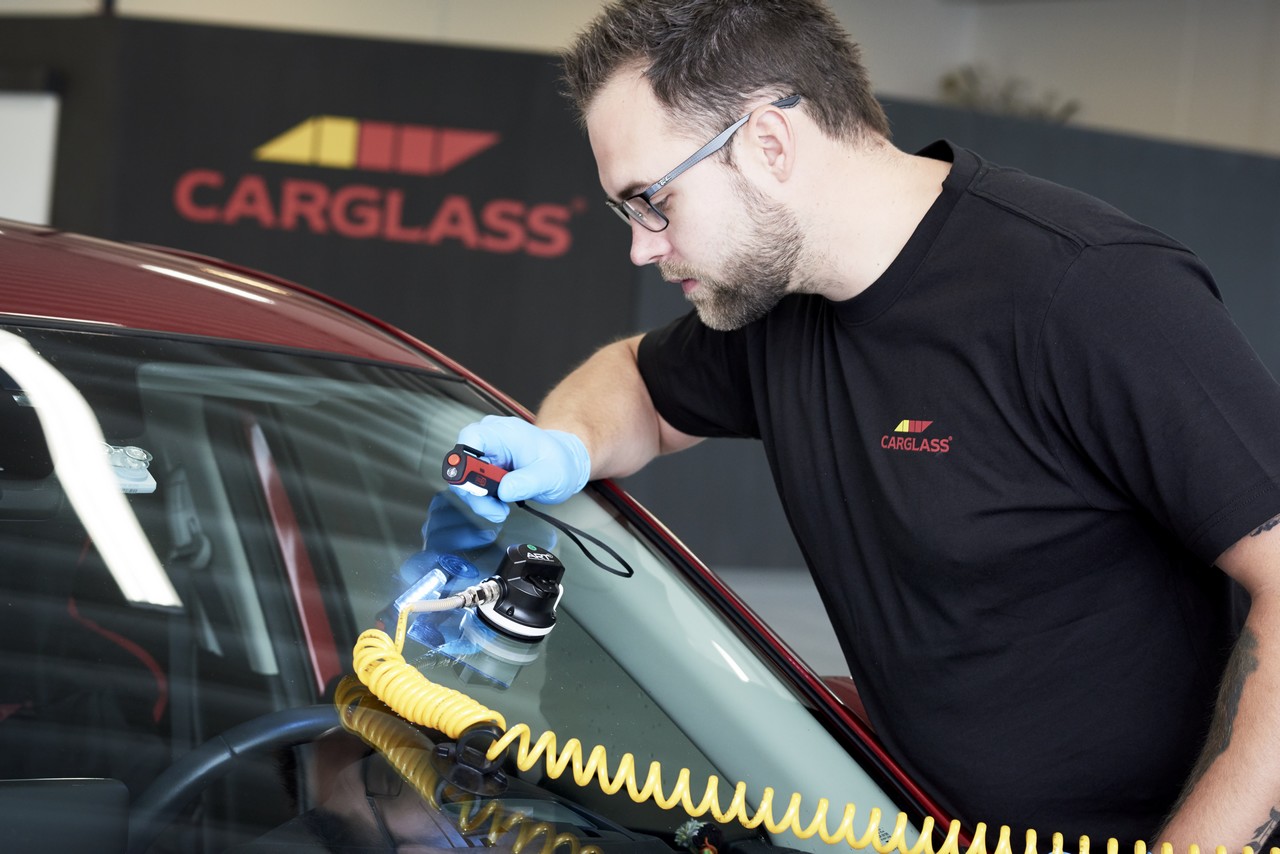 Pour réduire le coût de la sinistralité vitrage et diminuer l’empreinte carbone de son activité, le réseau Carglass mise plus que jamais sur la réparation de bris de glace. ©Carglass