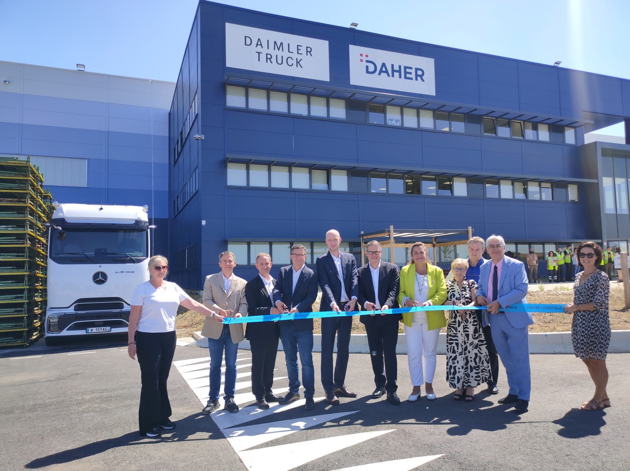 Les équipes de Daimler (Ulrich Loebich au centre) et Daher, ainsi que les élus locaux, inaugurent le centre logistique d'Autrèche. ©J2R/FLM