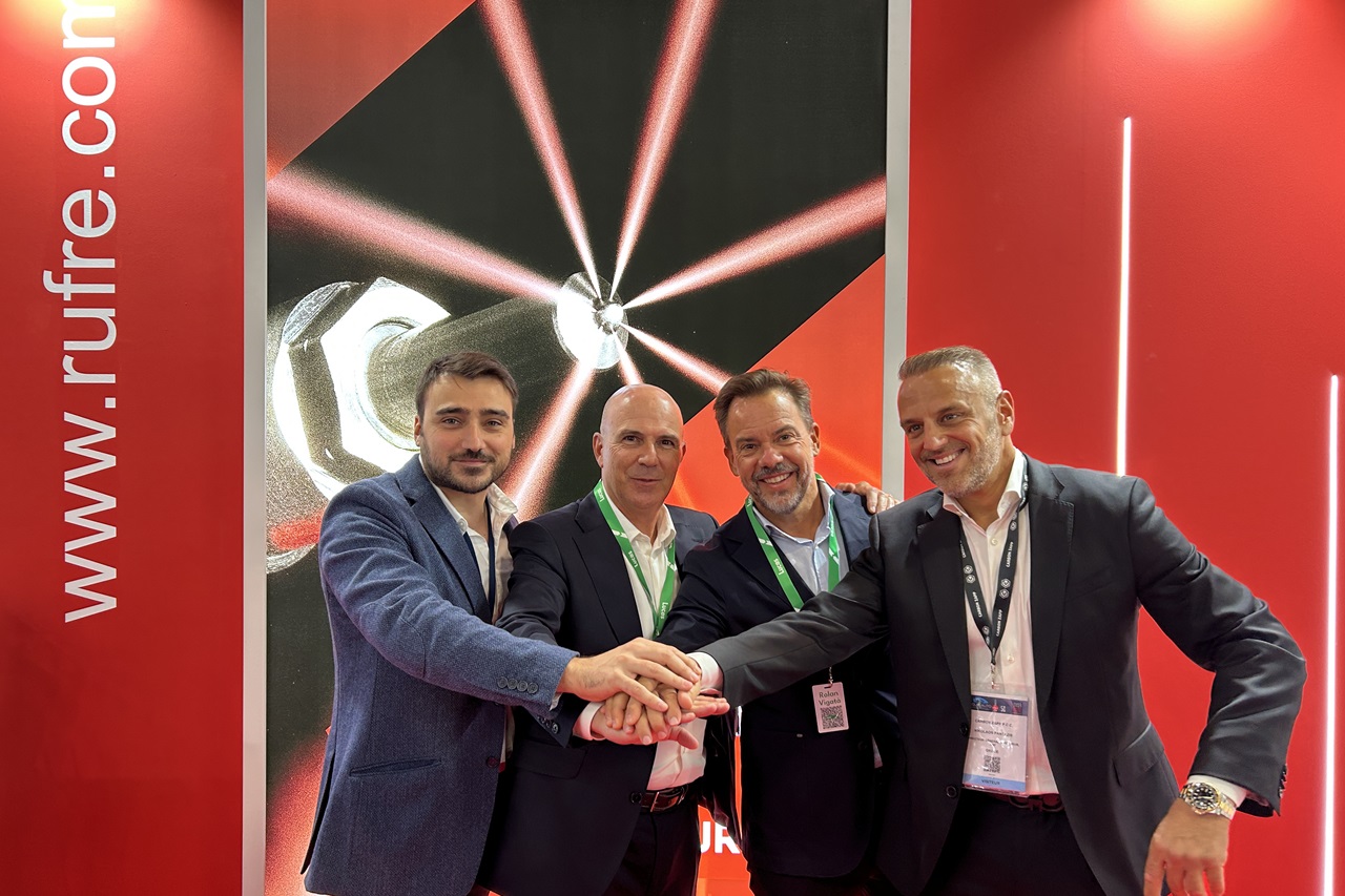 De gauche à droite : Carlos Rubies, directeur général de Rufre, Juan Roldan, gestionnaire de licence pour le marché de l'après-vente, Roland Vigata Gonzalez, PDG d'Asysum et Nikolaos Pantazis, directeur général de Carbon Zapp. ©J2R