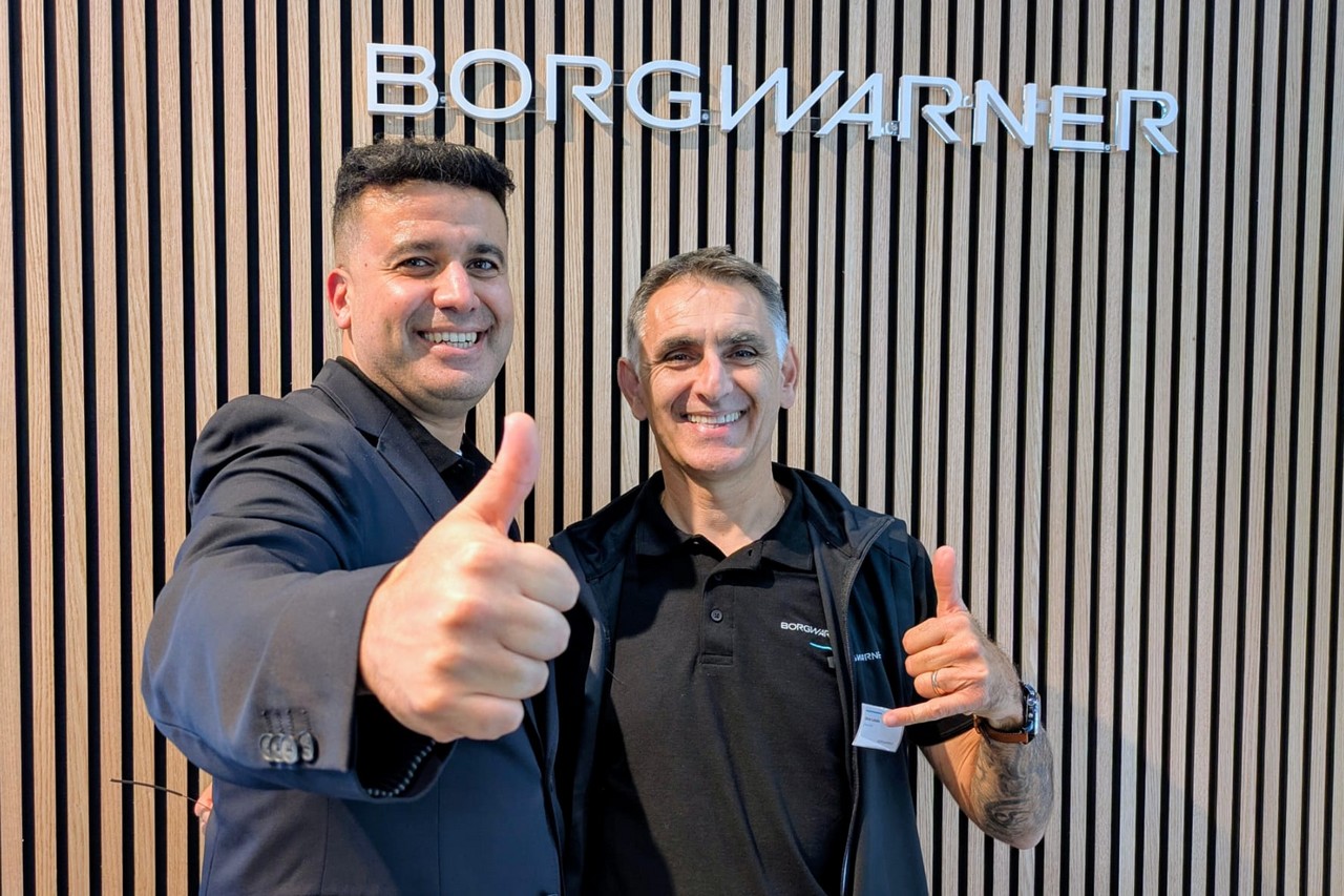 Walid Ben Abdessamiaa, directeur commercial régional aftermarket de BorgWarner, et Olivier Labadie, sales manager France, portent la nouvelle stratégie du groupe sur le marché français de la rechange. ©J2R
