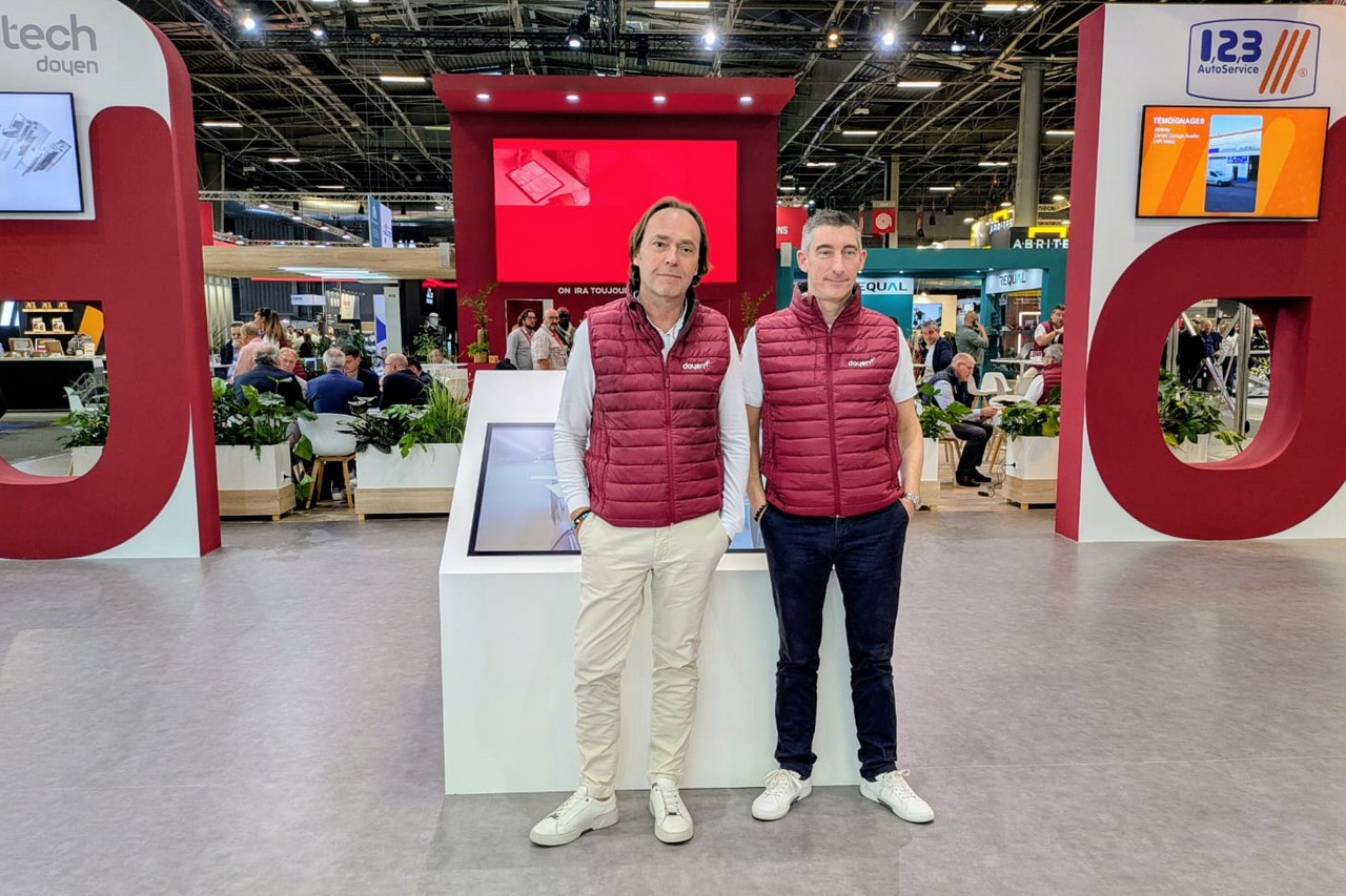 Patrice Astor, PDG de Doyen Auto, et Mickaël Montarou, directeur commercial et marketing France, présentent à Equip Auto la stratégie de développement des réseaux API, 123 Autoservice et Omnitech. ©J2R