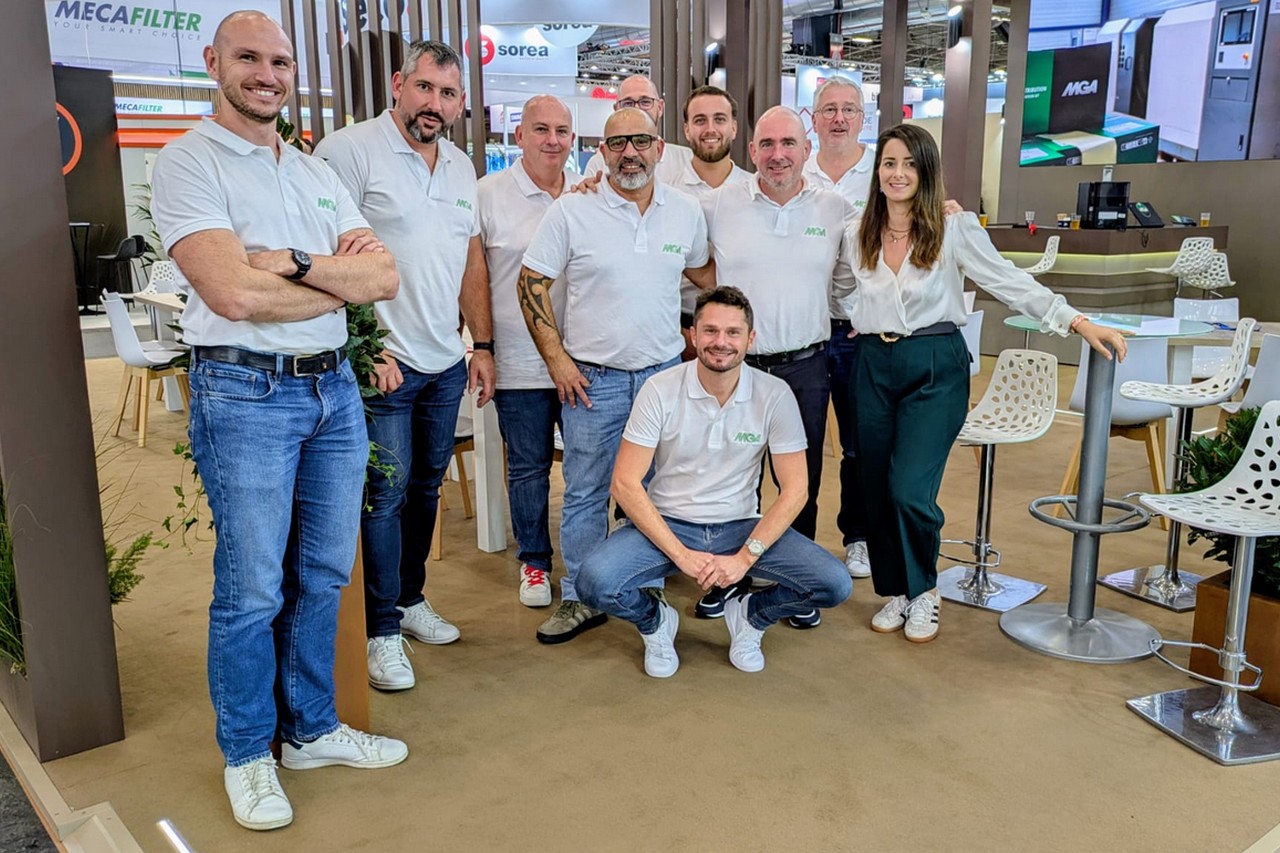 Aymeric Leroy, directeur commercial de MGA (à gauche), avec son équipe. La marque s’appuie sur 8 responsables régionaux pour renforcer sa proximité avec les distributeurs sur tout le territoire. ©J2R