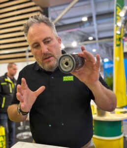 Matthias Heu, responsable de secteur IAM pour la région Nord-Ouest chez Mann+Hummel explique l'importance du filtre à huile de transmission Mann-Filter W 7071 pour les véhicules électriques ©Mann-Filter