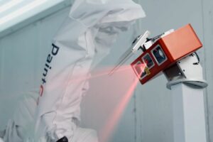 Le robot PaintGo scanne entièrement le véhicule avant opération