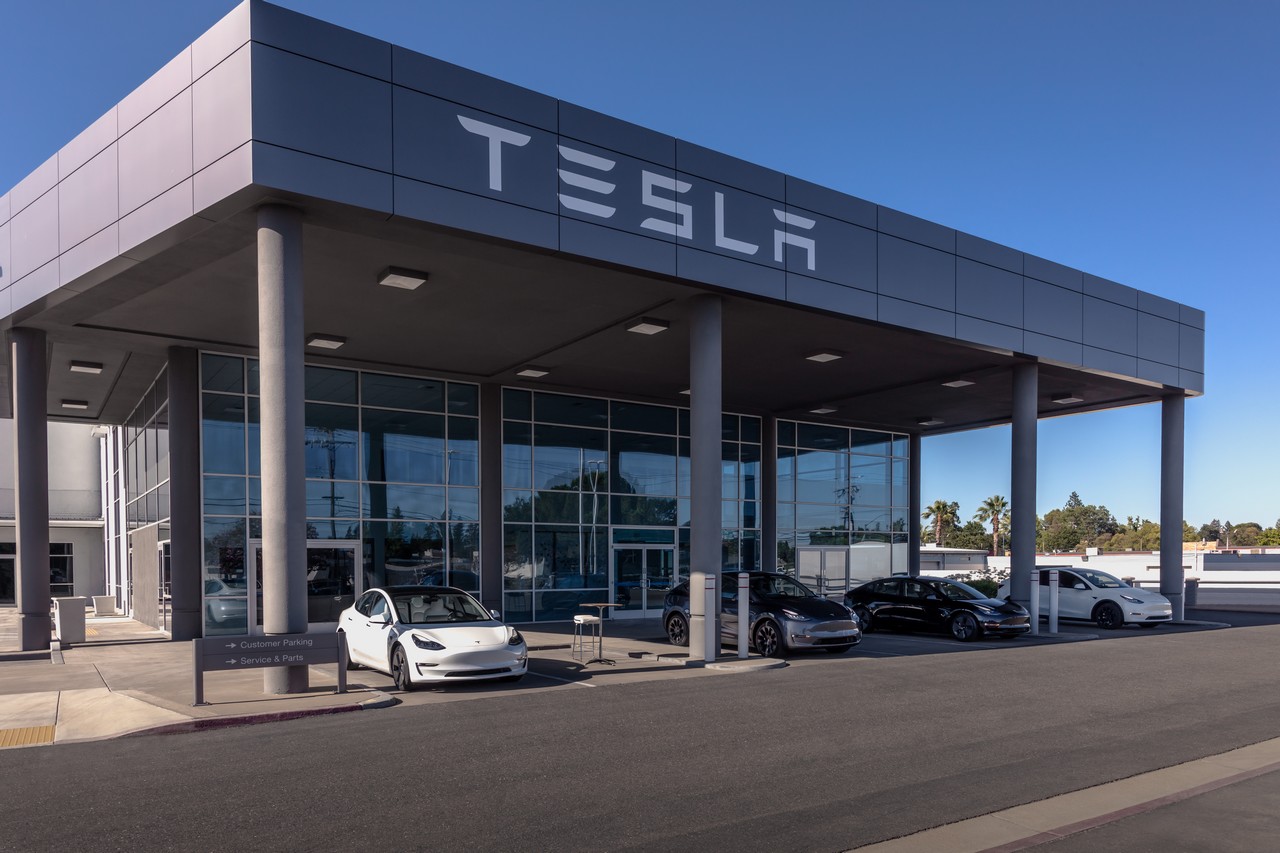 Depuis deux ans, quelque 70 mécaniciens employés dans les dix centres de service de Tesla en Suède poursuivent leur mobilisation pour obtenir un accord collectif. ©Tesla
