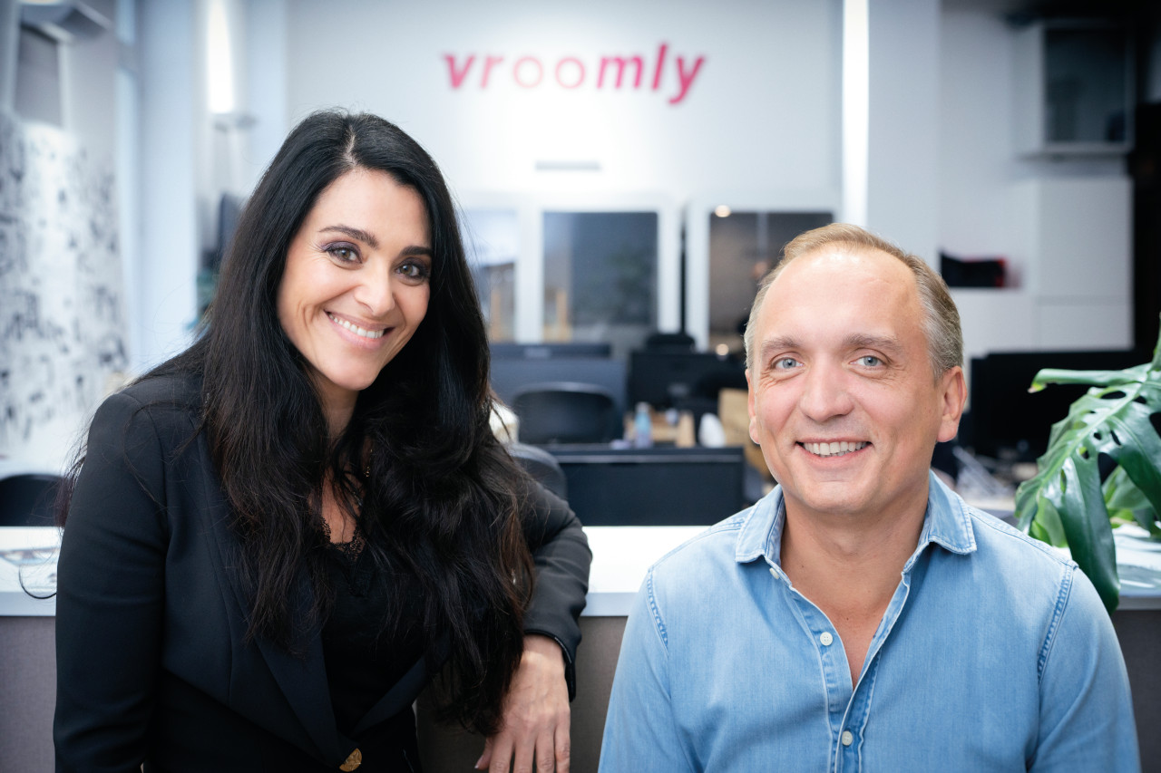Karen Seror, directrice marketing, et Alexis Frèrejean, CEO de Vroomly, portent ensemble la vision d’une plateforme tout-en-un au service des garages indépendants. ©Vroomly-EveSaintRamon