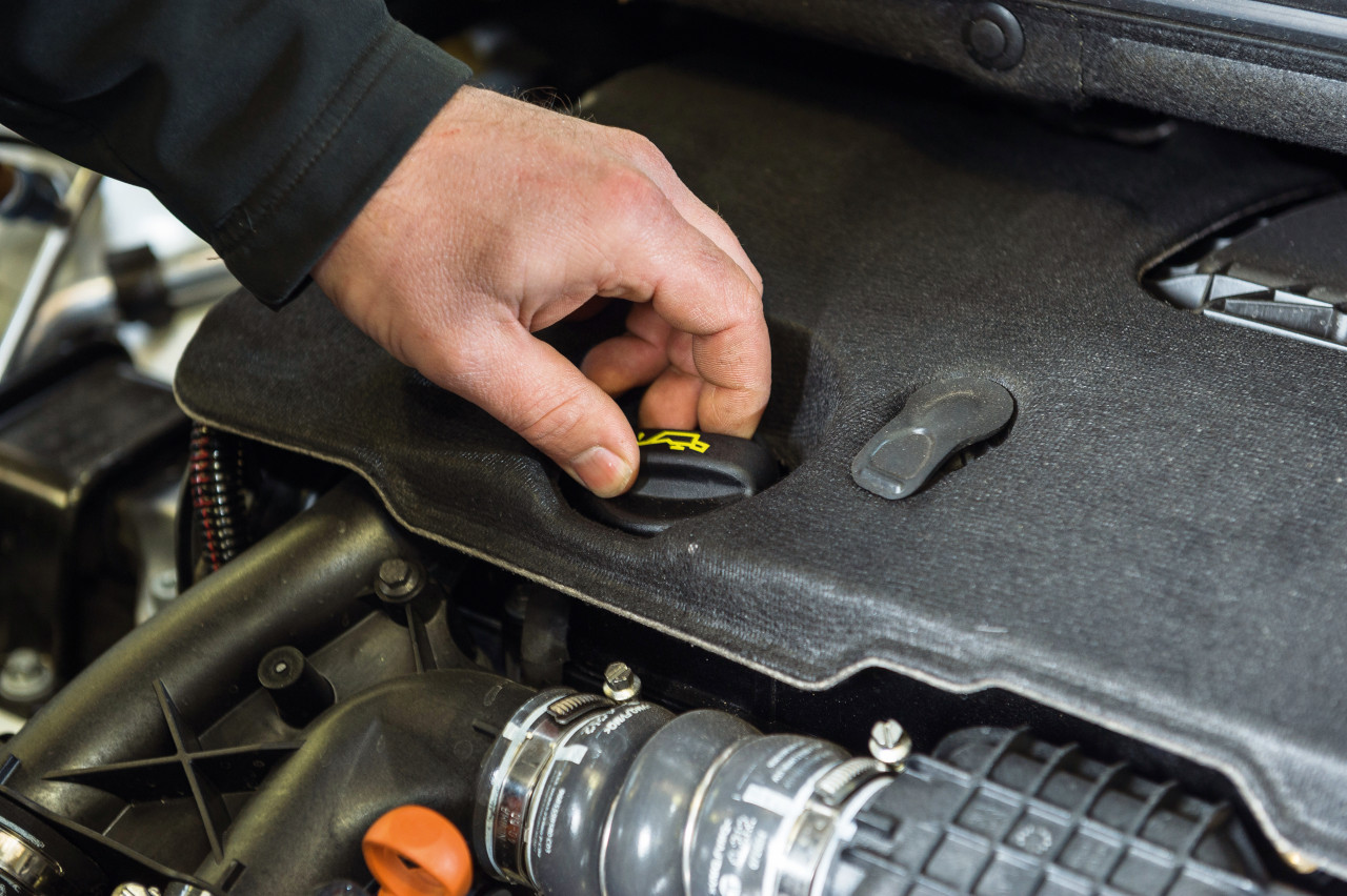 Le vieillissement du parc automobile, avec une moyenne de 11,9 ans, soutient le marché français des lubrifiants. ©AdobeStock