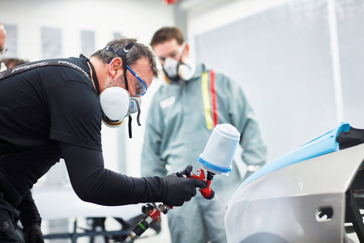 Application d’un apprêt sur une réparation : une opération qui doit être réfléchie pour anticiper le risque de corrosion des éléments réparés. ©PPG