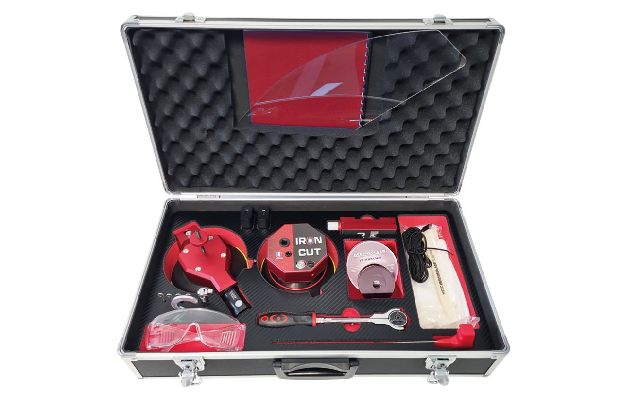 Avec sa ventouse à dépression automatique, Iron Cut assure un maintien stable sur le vitrage pendant la découpe. ©VBSA