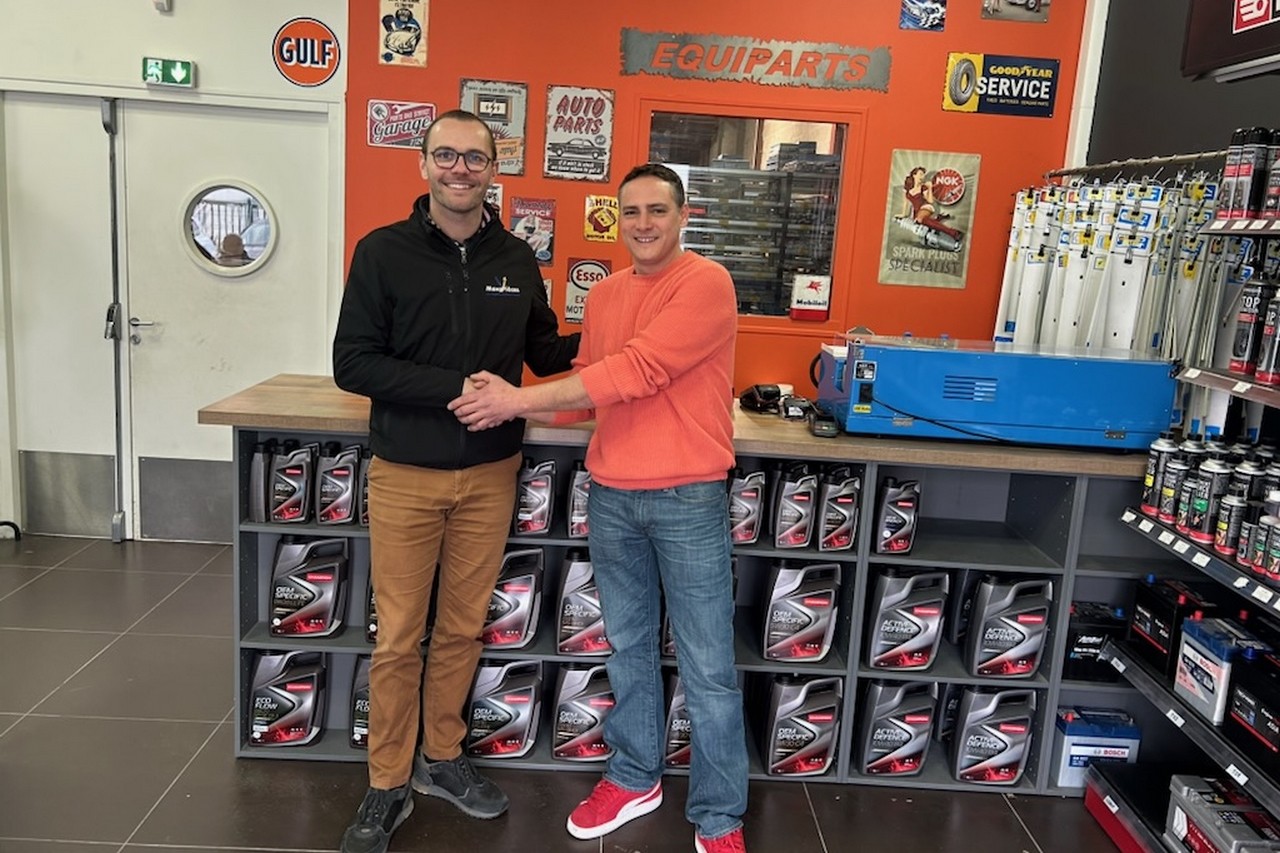 Boris Hourcade, dirigeant de Maxopièces (à gauche), et Frantz Breslauer, fondateur d'Equiparts, scellent le rachat du point de vente de Lagny-sur-Marne (77). ©Maxopièces