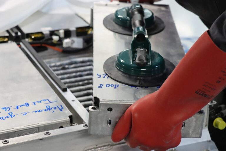 Véhicules électriques : la réparation de batteries, nouveau terrain de jeu des garages indépendants