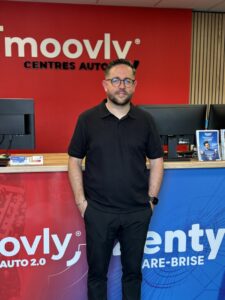 Julien Vernaison, fondateur de Moovly, dans l'un des espaces d'accueil du centre auto de Meyzieu en 2015. ©Moovly