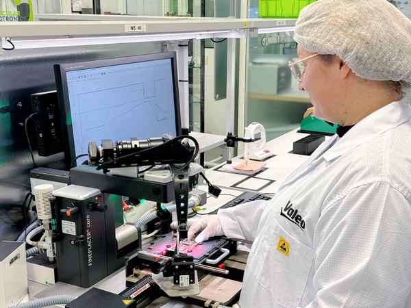 Des quatre coins de la planète, les demandes convergent vers le Circular Electronics Lab (Valeo) de Nevers pour évaluer la faisabilité technique du remanufacturing électronique. ©Valeo